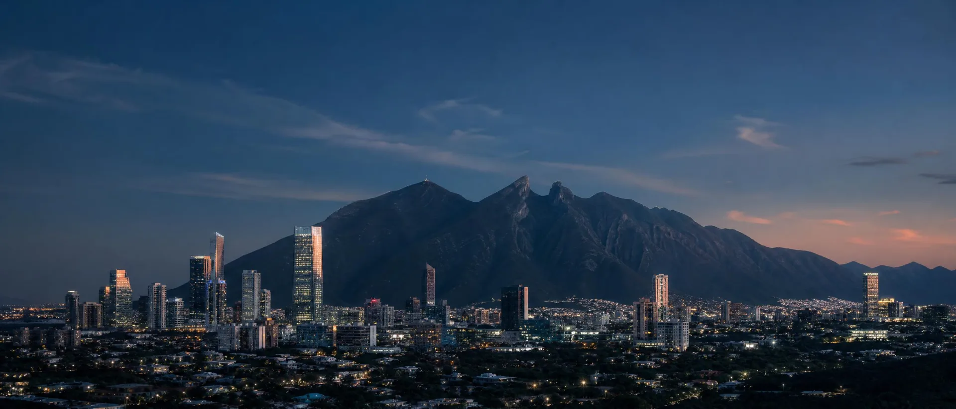 Monterrey de noche con el Cerro de la Silla al fondo
